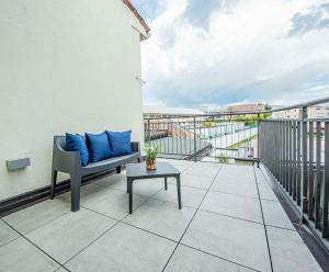 维罗纳HOME CARPEDIEM的阳台配有沙发和桌子。