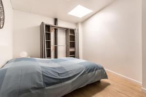 图尔昆Le ZEN... appartement avec fauteuil massant!的一间卧室设有一张床和一个书架
