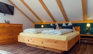 阿尔陶塞Ferienwohnung Leuner的一间卧室配有一张带蓝色枕头的木床。