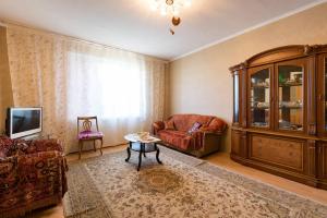 阿拉木图Guest House On Maksimova 9的客厅配有沙发和桌子