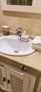 圣哈维耶尔Bevs ground floor Roda Golf Apartment!的浴室设有白色水槽和镜子