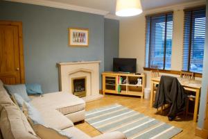 爱丁堡Newly Refurbed Home with Free Parking的带沙发和壁炉的客厅