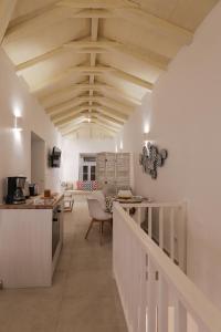 伊兹拉La Maison de Marie Geraldine的厨房和带木制天花板的客厅