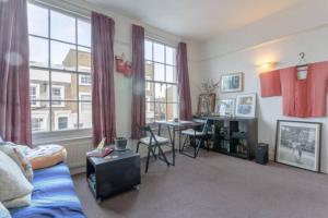 Lovely Victorian Flat for 6 in Stoke Newington的休息区