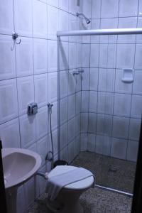 Domus Hotel Veneza Ipatinga的一间浴室