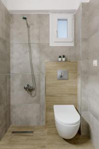 乐托卡亚Hotelo Sunshine Living Rooms的一间带卫生间和淋浴的浴室