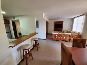 乌马考The Village at Palmas del Mar的厨房以及带桌椅的起居室。