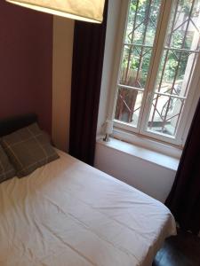 斯特拉斯堡Appartement Petite France avec terrasse的卧室配有白色的床和窗户。