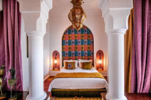 马拉喀什里亚德别墅阿尔梅里亚酒店 的一间卧室设有一张大床和大窗户