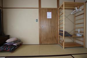 东京May Guest House的一间设有双层床、门和书架的房间