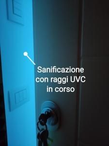 孔韦尔萨诺Dimora Francesca的门上的标志,上面写着schnitzelonneononcon