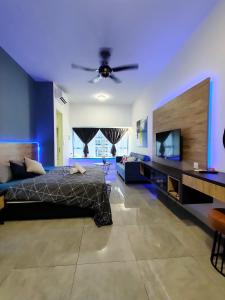 马六甲Imperio Residence Bathtub Studio Melacca Town-FreeParking的一间卧室配有一张床和吊扇