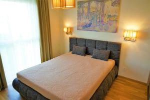 帕兰加Smėlio Vila Apartments的一间卧室配有一张带两个枕头的床