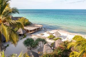 吉汶瓦姆维精品度假村的享有海滩的空中景致,配有遮阳伞和海洋