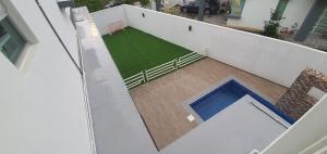 汝来Villa with private Pool and Sauna @ Nilai的享有带游泳池的阳台的顶部景色