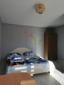 旧瓦马casa la meduza的卧室配有一张墙上鲜花的床