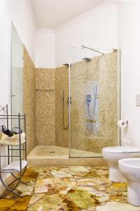 莱切弗洛拉花园旅馆的带淋浴、卫生间和盥洗盆的浴室