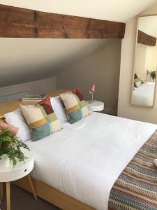 哈罗盖特孔弗伦斯家庭式旅馆的卧室配有带枕头的大型白色床