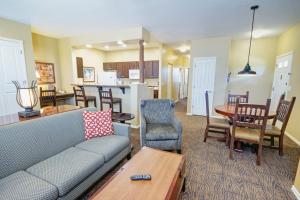 Overgaard世誉野牛牧场别墅的客厅配有沙发和桌子