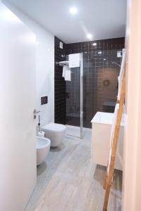 阿威罗Aveiro 5 Estrelas的浴室配有卫生间、盥洗盆和淋浴。
