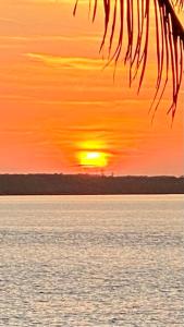 Upper Bogue塔利海洋住宿加早餐旅馆的日落在水面上,太阳在天空中