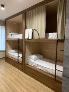 埃里温Loft Host Yerevan的一间设有两张双层床的客房