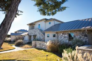 HuntWorldMark Hunt – Stablewood Springs Resort的石板屋顶和石墙的房子