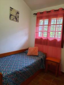 弗龙特拉MI CUMANESA的一间卧室设有一张床和一个窗口