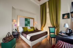 罗马罗马DVE套房酒店的一间卧室配有一张床和一张带电话的书桌