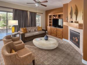 圣乔治WorldMark Estancia的带沙发和壁炉的客厅