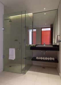 莫雷利亚Gamma Morelia Belo的一间带玻璃淋浴和水槽的浴室