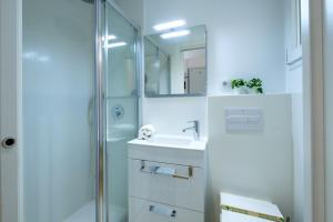 马略卡岛帕尔马Bonita Casa Sa Font en Santa Catalina, Palma Centro的白色的浴室设有水槽和淋浴。