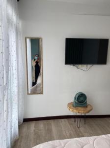 亚美尼亚Apto 307 Metroloft Armenia的客厅设有壁挂式平面电视。