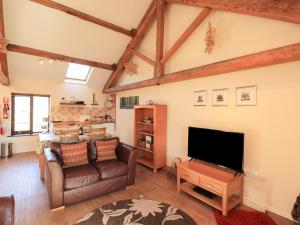 WigtonHorseshoe Cottage的带沙发和平面电视的客厅