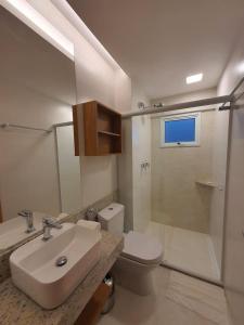 萨利诺波利斯SALINAS EXCLUSIVE RESORT的一间带水槽、卫生间和淋浴的浴室