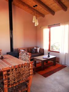 普尔马马尔卡Tierra Quebrada Cabañas的客厅配有沙发和桌子