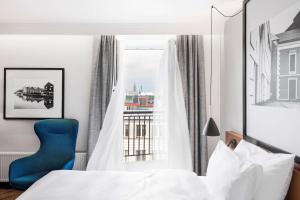 克莱佩达MERCURE HOTEL KLAIPEDA CITY, Conference, Restaurant & Bar - Accor Group的一间卧室设有一张床和一个窗口