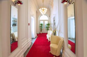维也纳Self Check-in Hotel Odeon的铺有红地毯和红色地毯的走廊