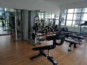 Desaru Utama Residance Aisy Homestay的健身中心和/或健身设施