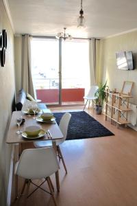 康塞普西翁EcoApart Concepción的一间客厅,客厅内配有桌椅