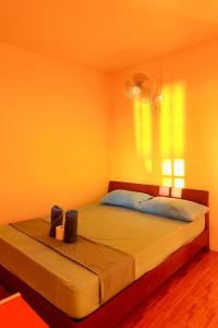 哈德姚杰比哈特简易别墅旅馆的一间卧室设有一张黄色墙壁的大床