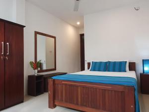 卡卢特勒Lohas Beach Resort Villa的一间卧室配有一张大床和镜子