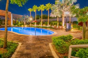 埃莫西约埃莫西约 鲁克那酒店的度假村内棕榈树游泳池