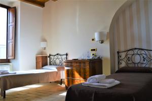 焦维纳佐圣马汀酒店的一间卧室配有两张床和水槽