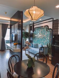 归仁Glese Balcony Seaview Apartment - FLC Sea Tower Quy Nhon的客厅配有沙发和桌子