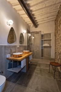 潘札诺Villa La Petraia的一间带两个盥洗盆和淋浴的浴室