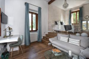 潘札诺Villa La Petraia的客厅配有沙发和桌子