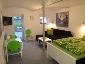 Mejeriby克利谷度假公寓的一间卧室设有一张床和一间客厅。