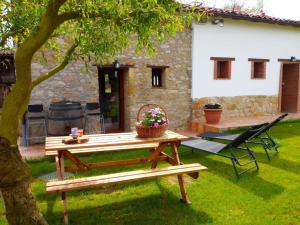 奥维多El llagar - Sagasta Rural Oviedo的房屋旁的院子内的野餐桌
