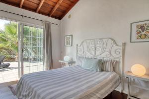 洛斯·亚诺斯·德·阿里丹La Camuesa-Adults Only的一间卧室设有一张床和一个大窗户